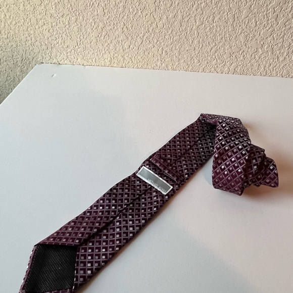 Michael Kors Geometric Maroon Mens Neck Tie 100% Silk - Picture 6 of 8